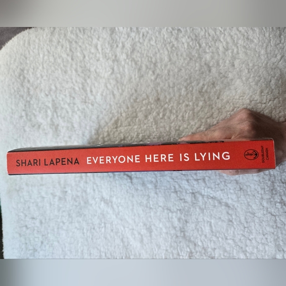 Everyone Here is Lying by Shari Lapena, Fiction, Mystery - Picture 3 of 4